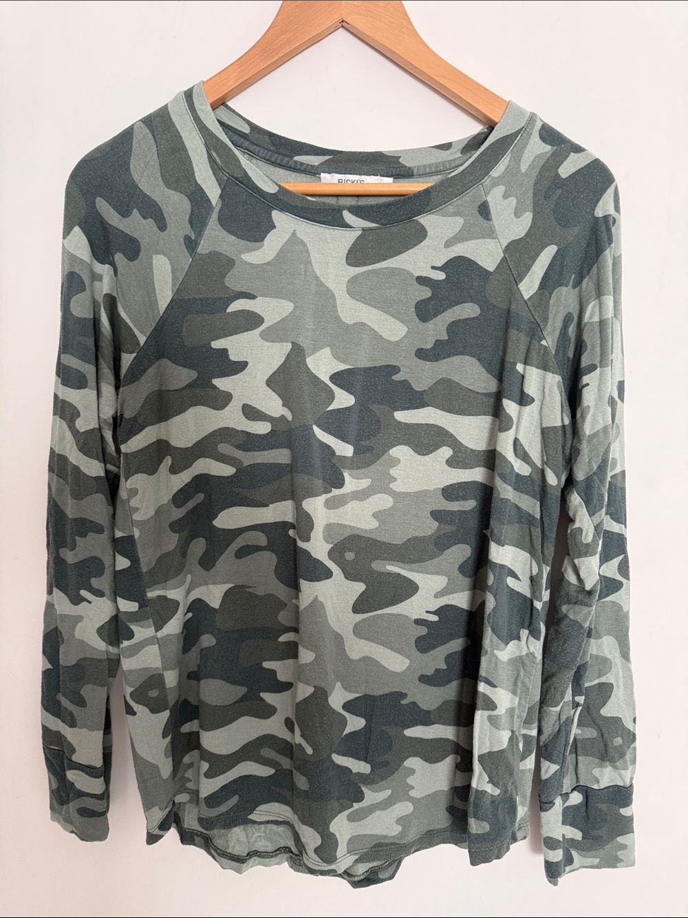 Ricki's Women Green Camouflage Long Sleeve Pullover T Shirt Top Size M